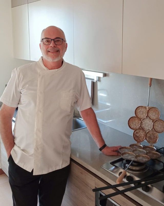 Alessandro in cucina con le sue piastre per tigelle