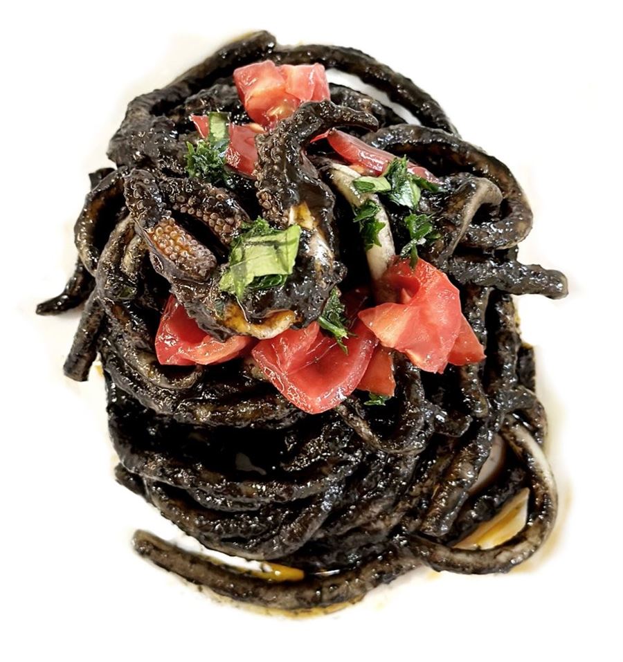 Spaghetti al nero di seppia con moscardini e pomodoro fresco