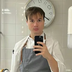 Lorenzo, chef e fondatore, in divisa