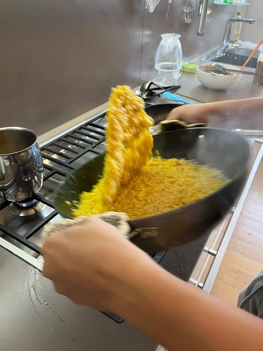 Risotto allo zafferano saltato all'onda in padella