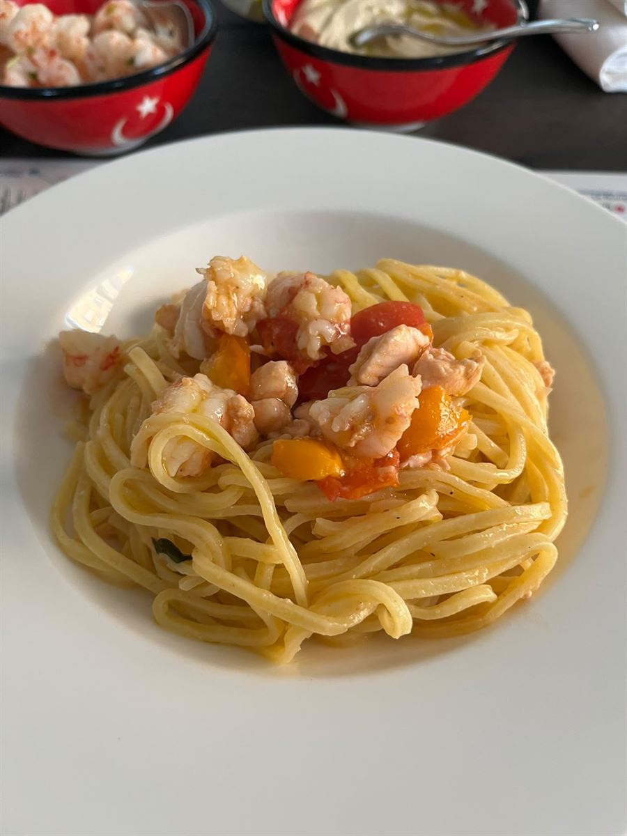 Tagliolini con astice e pomodorini